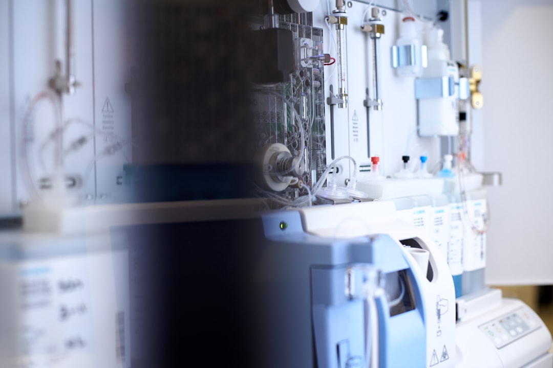 white-and-black-electric-sewing-machine-umjkil-edi8